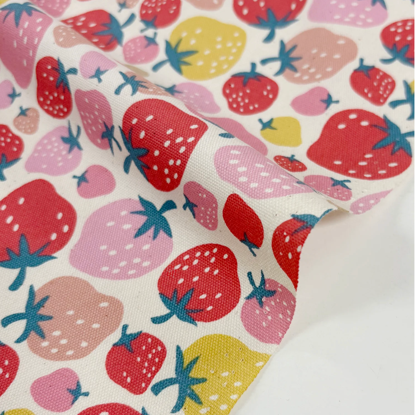 Kokka Japanese Import Fabrics Retro Charm Strawberries Oxford Ivory YKA-36010-2A